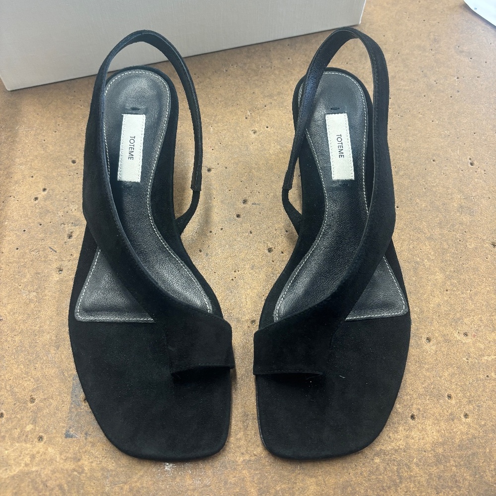 BRAND NEW NEVER WORN TOTEME SUEDE KITTEN HEEL SANDALS